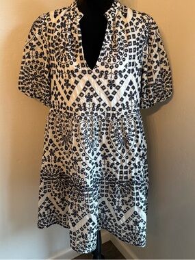 Brand New White and Navy Embroidered Short Sleeve Dress (Size M)